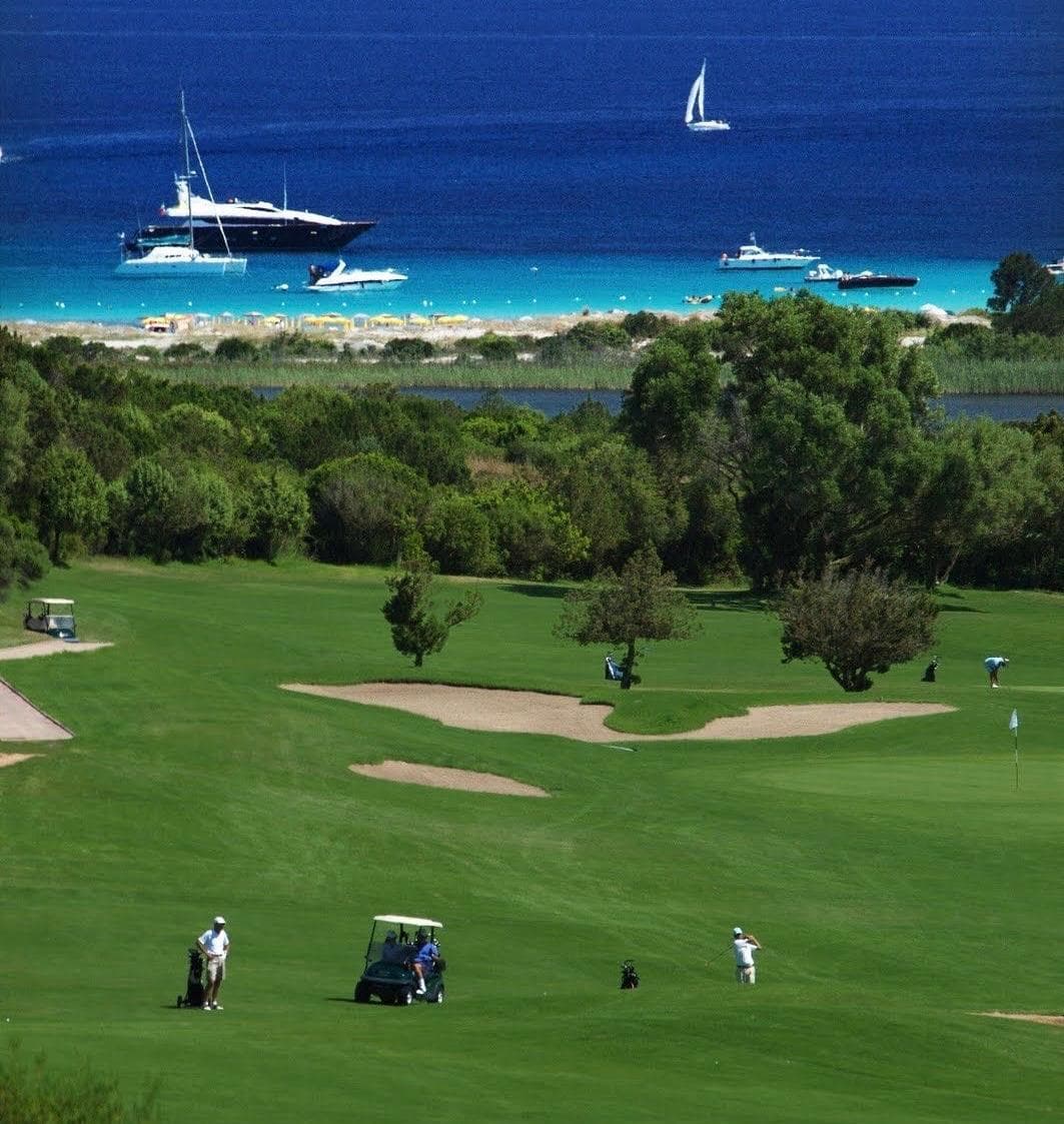 Vista premium de un campo de golf con interfaz de plataforma